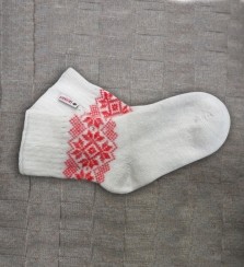 Вязаные шерстяные носки с жаккардовой этикеткой белые с красным